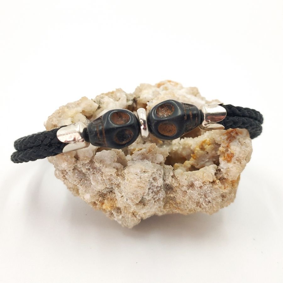 Crânio duplo e bracelete de ossos cruzados com pedras pretas em corda dupla