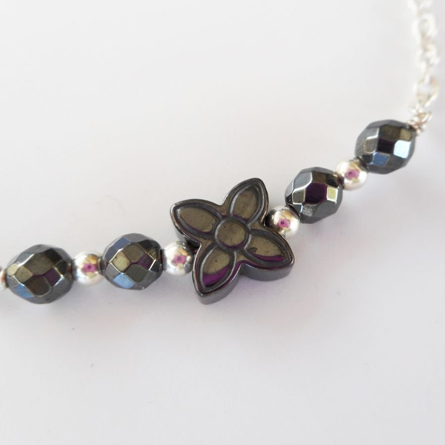 Pulseira de flor de pedra hematita sobre corrente de prata 925