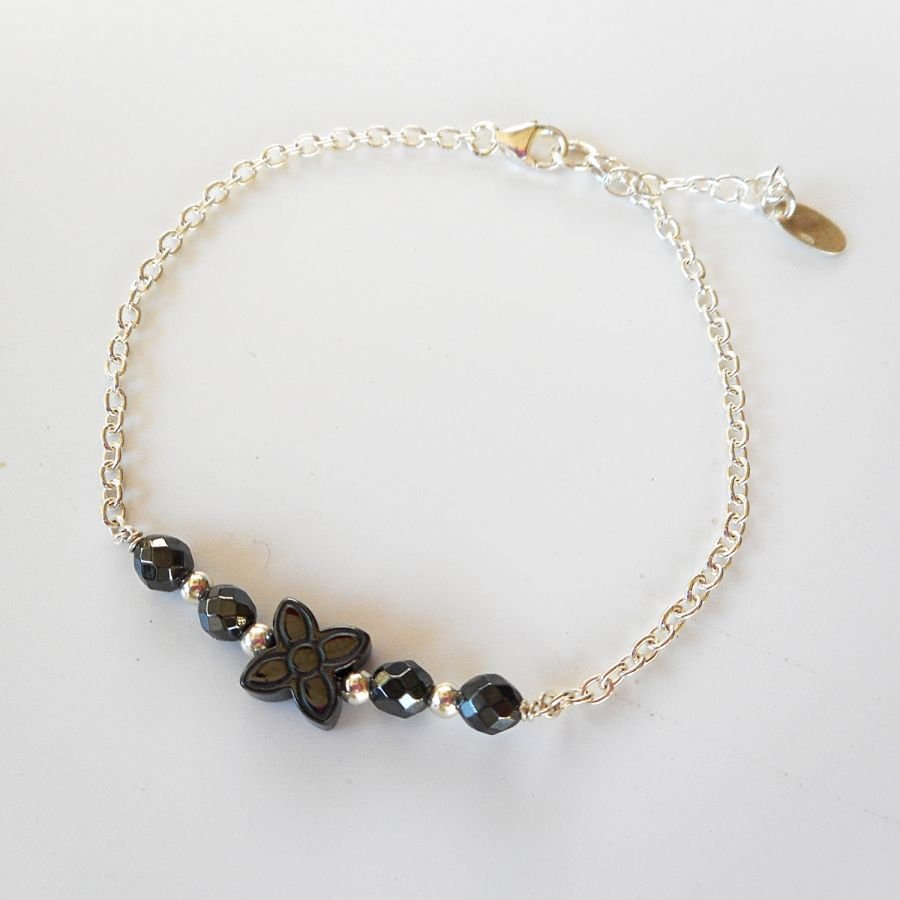 Pulseira de flor de pedra hematita sobre corrente de prata 925