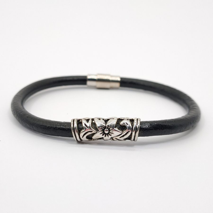 Pulseira floral sobre cordão de couro preto