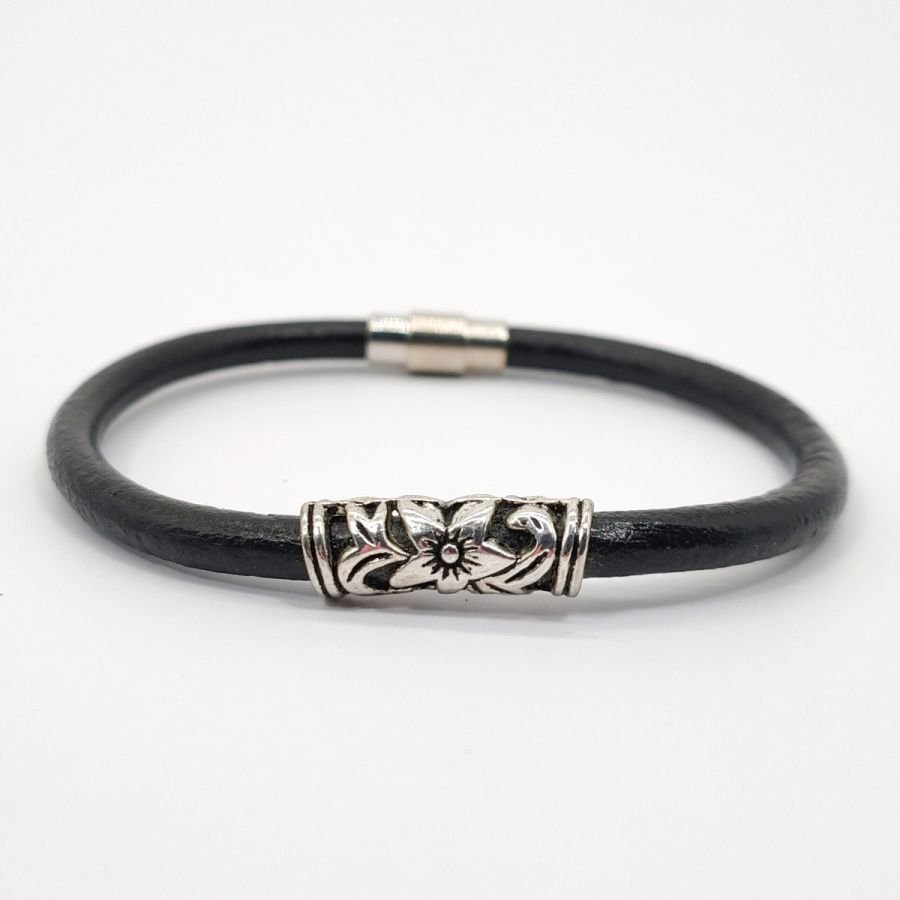 Pulseira floral sobre cordão de couro preto