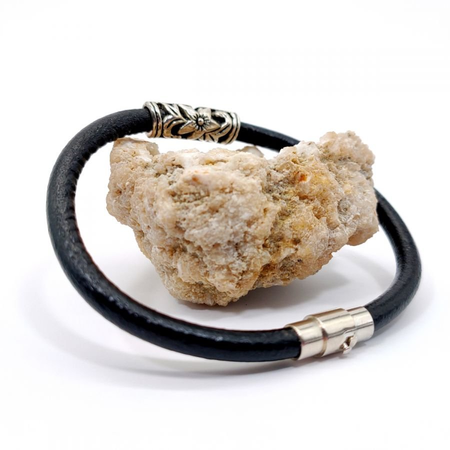 Pulseira floral sobre cordão de couro preto