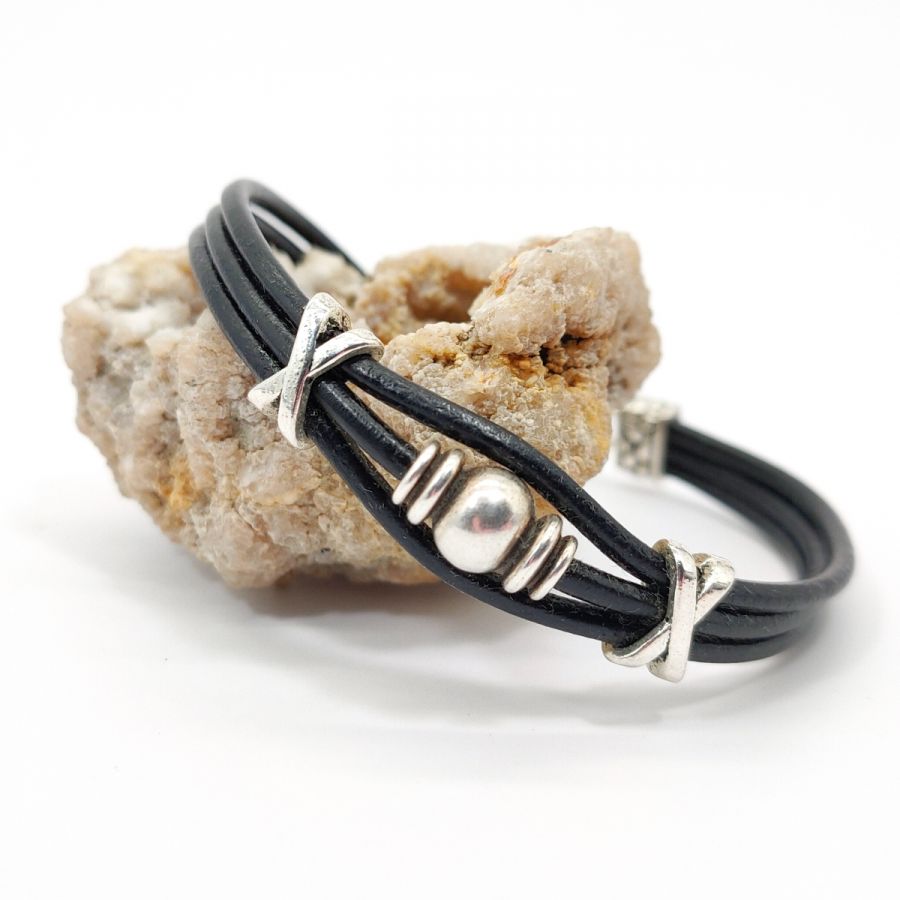 Pulseira de couro masculino com missangas de metal prateado