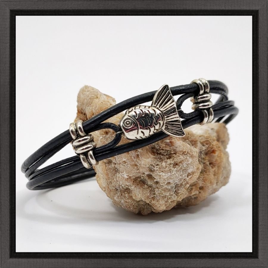 Pulseira masculina de couro preto multi-fio com peixe metálico prateado