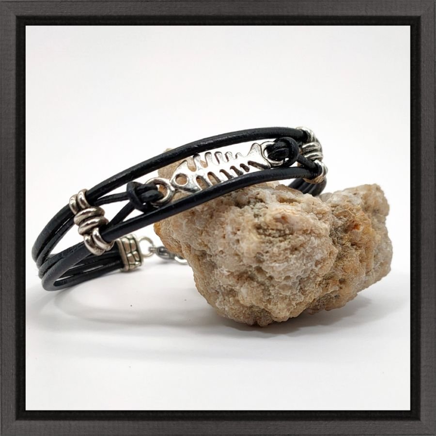 Pulseira masculina de couro preto multi-fio com espinha de peixe em metal prateado