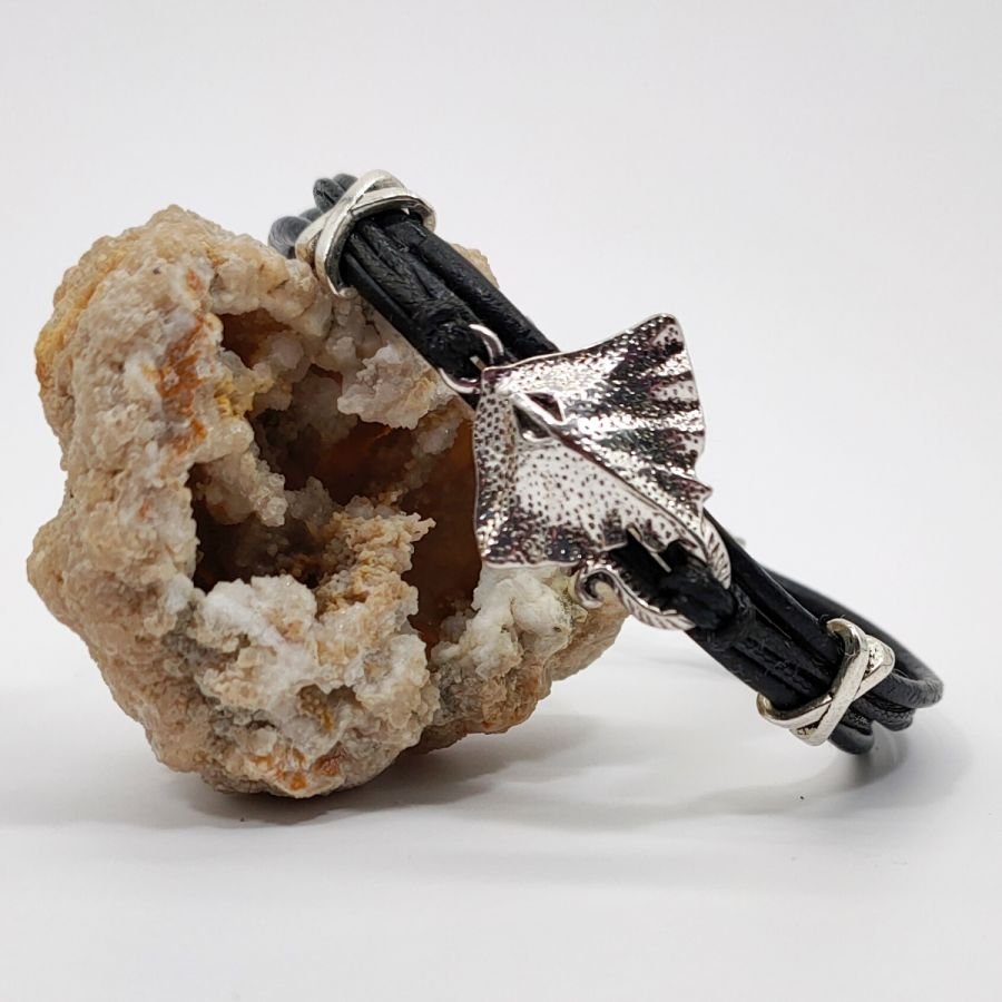 Pulseira masculina de couro preto multi-camada com peixe de arraia metálica prateada