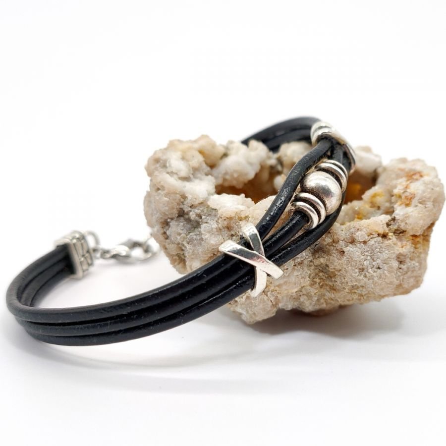 Pulseira de couro masculino com missangas de metal prateado