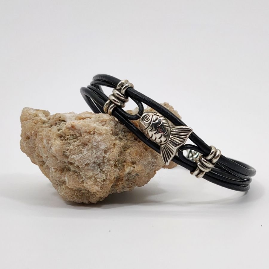 Pulseira masculina de couro preto multi-fio com peixe metálico prateado