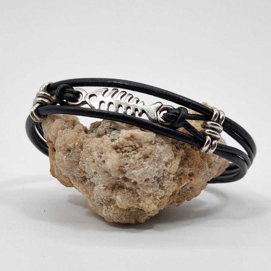 Pulseira masculina de couro preto multi-fio com espinha de peixe em metal prateado