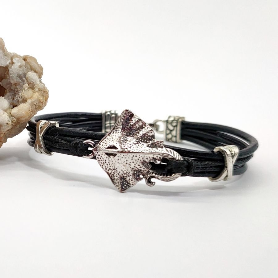 Pulseira masculina de couro preto multi-camada com peixe de arraia metálica prateada