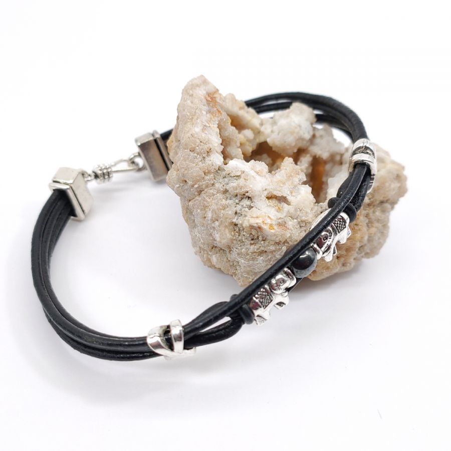 Pulseira de elefante com pedra sobre cordões de couro preto 