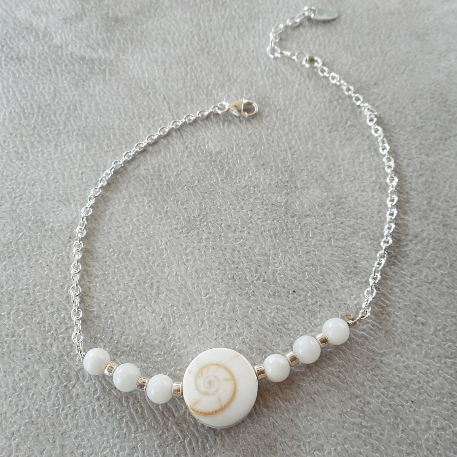 Pulseira feita de olho de Santa Lucie e madrepérola sobre uma corrente de prata 925