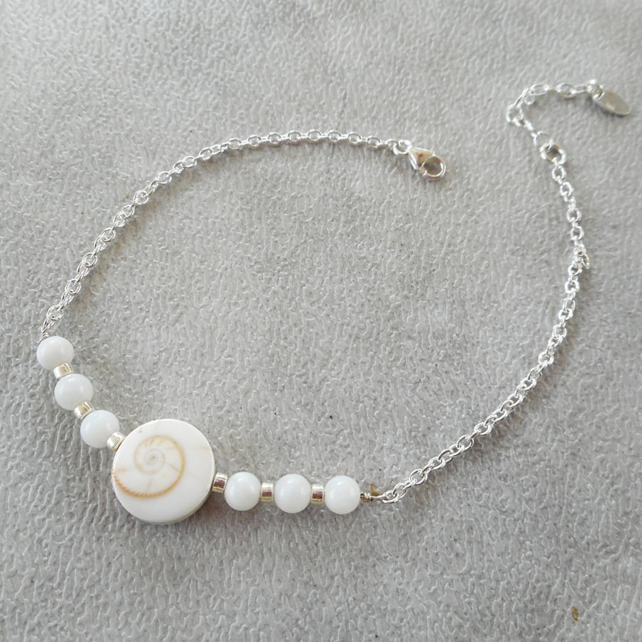 Pulseira feita de olho de Santa Lucie e madrepérola sobre uma corrente de prata 925