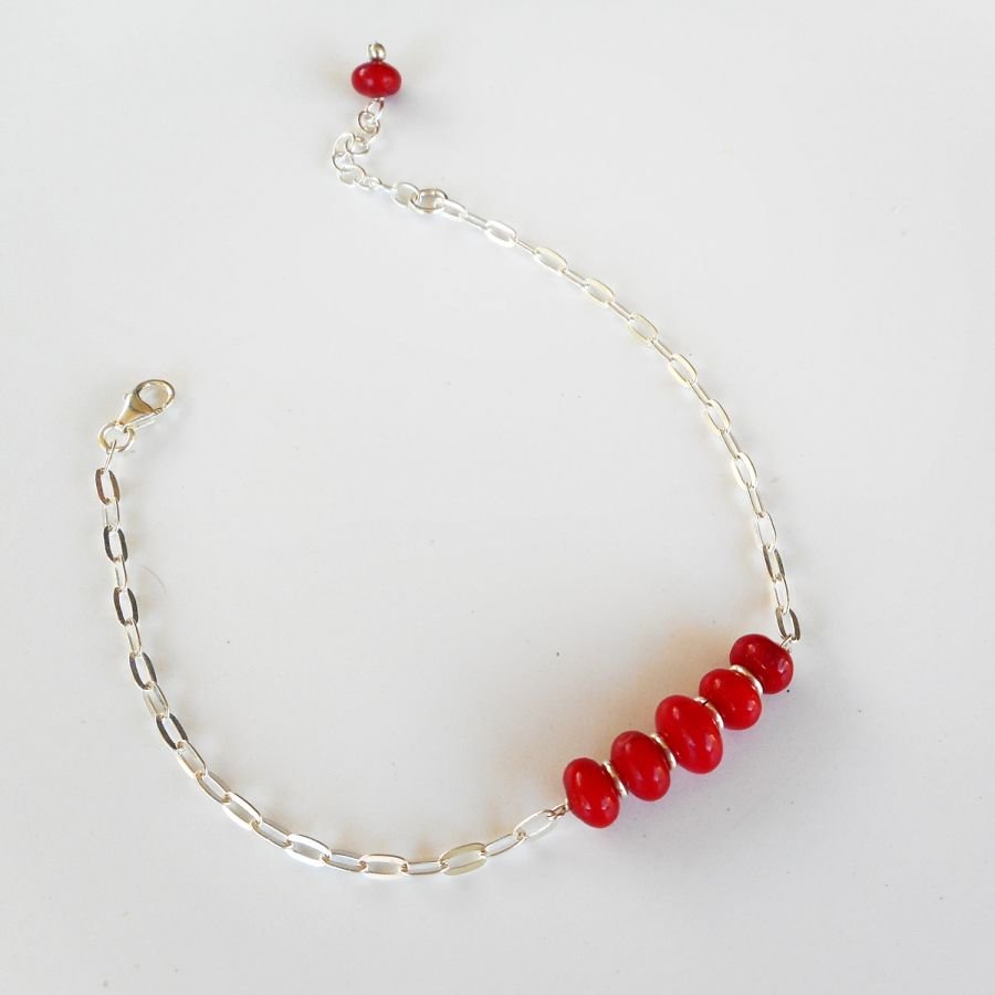 Pulseira com contas de gorgon vermelho sobre corrente de prata 925