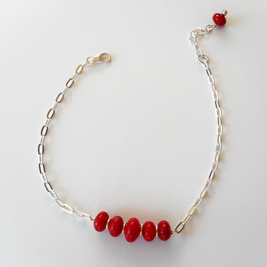 Pulseira com contas de gorgon vermelho sobre corrente de prata 925