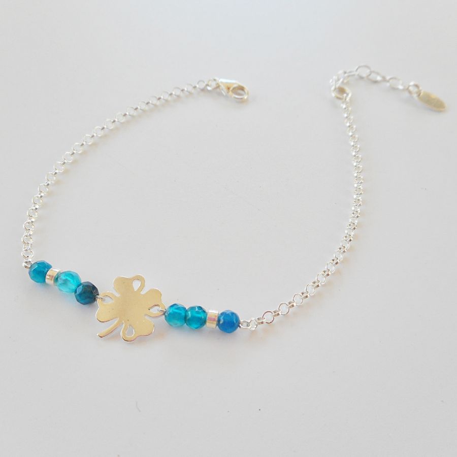 Pequena pulseira de pedra ágata azul com trevo sobre corrente de prata 925
