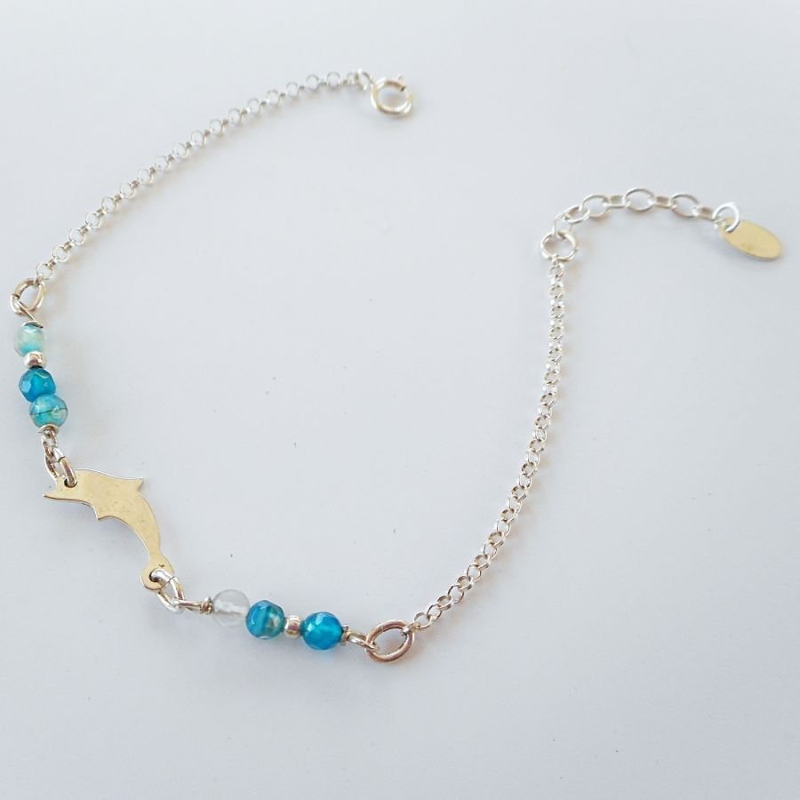Pequena bracelete de pedras de ágata azul com colar de golfinhos sobre corrente de prata 925