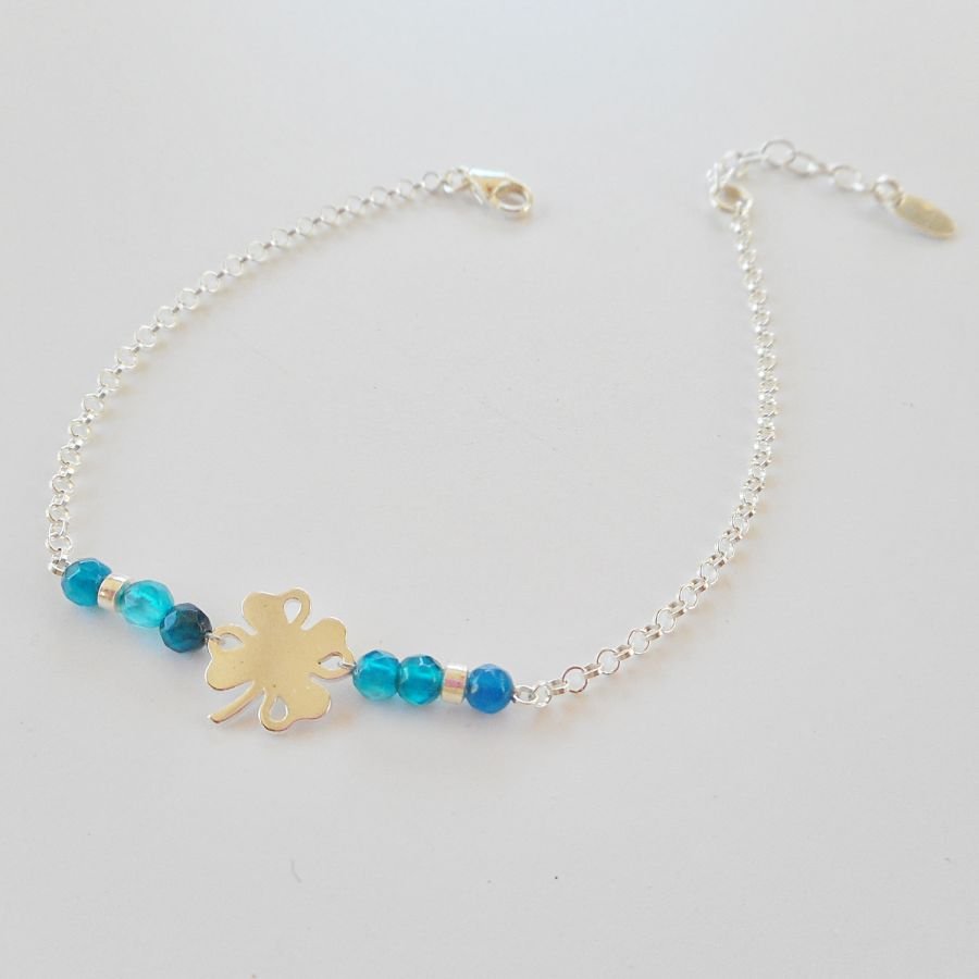 Pequena pulseira de pedra ágata azul com trevo sobre corrente de prata 925