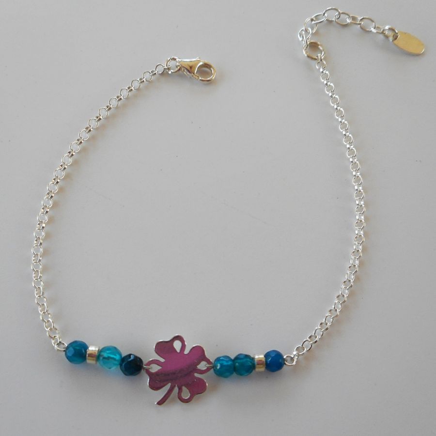 Pequena pulseira de pedra ágata azul com trevo sobre corrente de prata 925