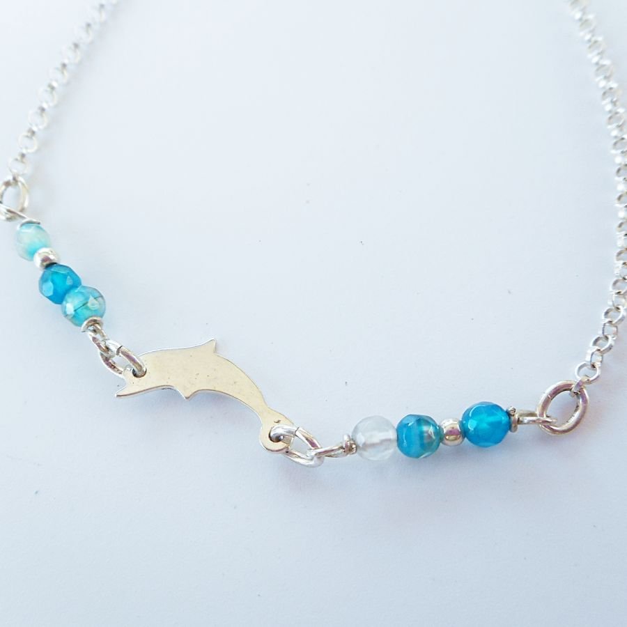 Pequena bracelete de pedras de ágata azul com colar de golfinhos sobre corrente de prata 925