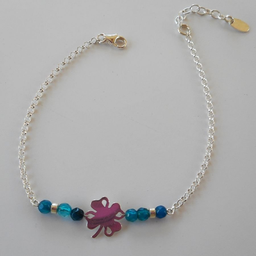 Pequena pulseira de pedra ágata azul com trevo sobre corrente de prata 925
