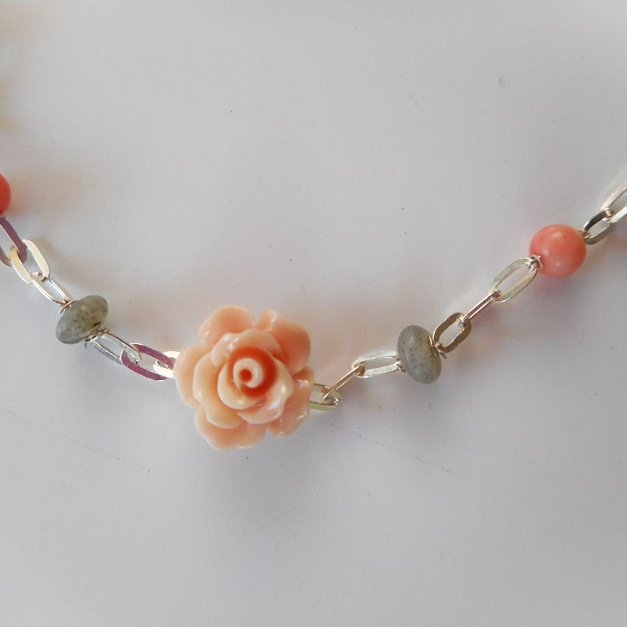 Labradorite e bracelete de pedra coral com rosa sobre corrente de prata 925