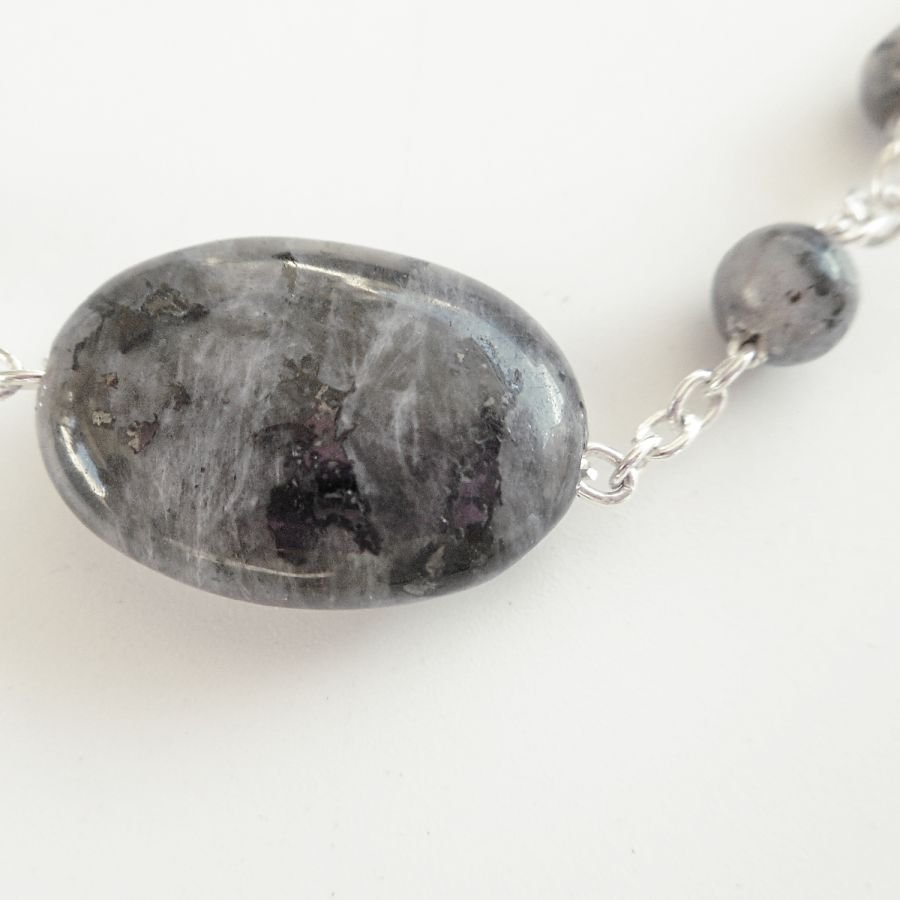 Pulseira de pedra labradorite cinzenta sobre corrente de prata 925