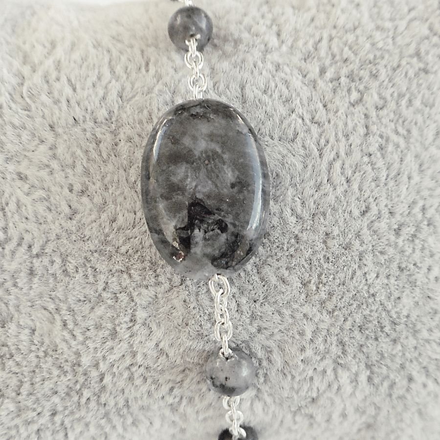 Pulseira de pedra labradorite cinzenta sobre corrente de prata 925