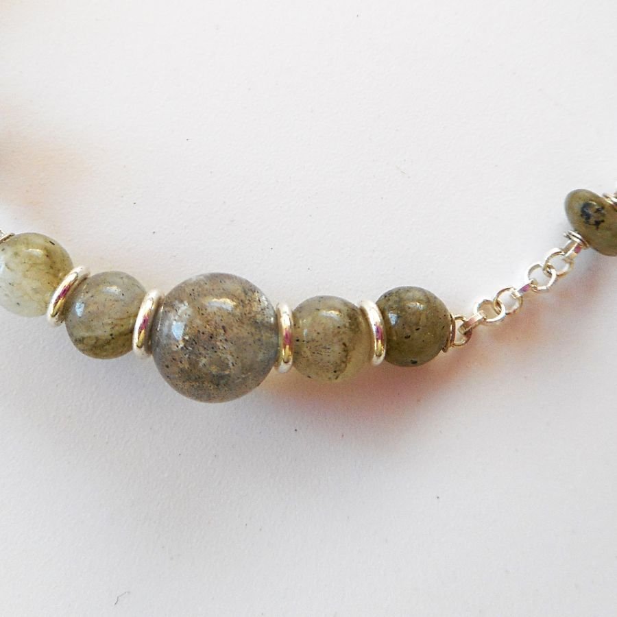 Pulseira de pedra labradorite verde sobre corrente de prata 925