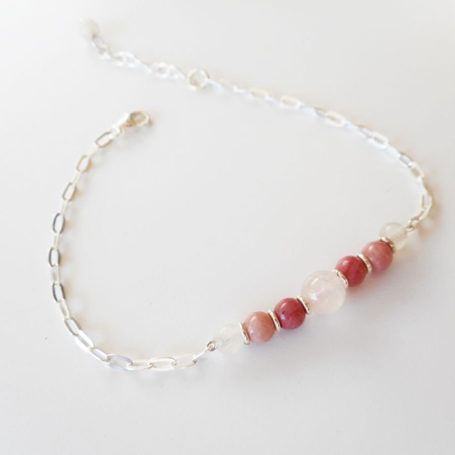 Bracelete de quartzo rosa e rodonite sobre corrente de prata 925
