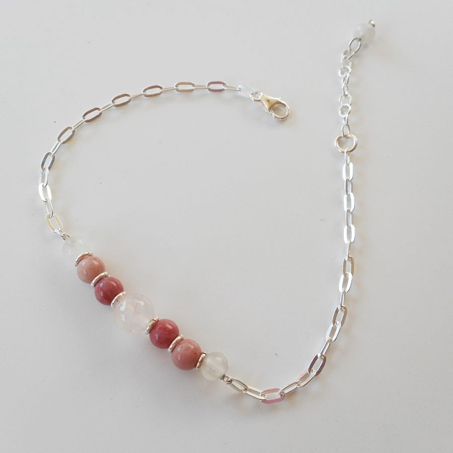 Bracelete de quartzo rosa e rodonite sobre corrente de prata 925