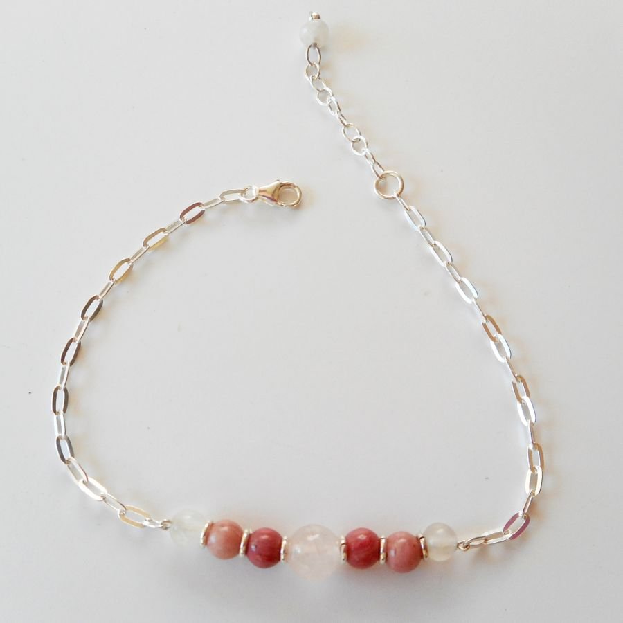 Bracelete de quartzo rosa e rodonite sobre corrente de prata 925