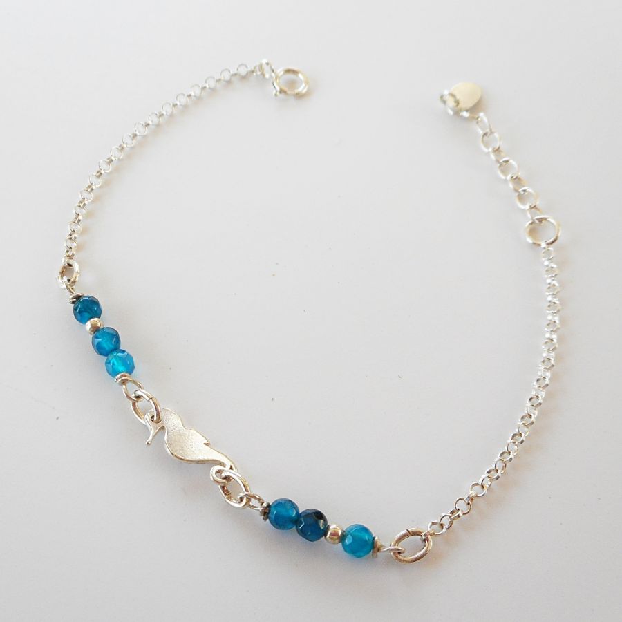 Pulseira de pedra ágata azul com cavalo marinho sobre corrente de prata 925