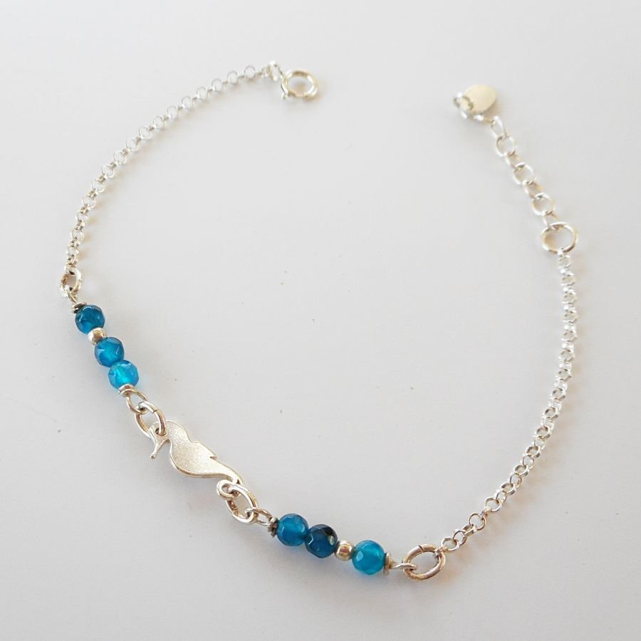 Pulseira de pedra ágata azul com cavalo marinho sobre corrente de prata 925