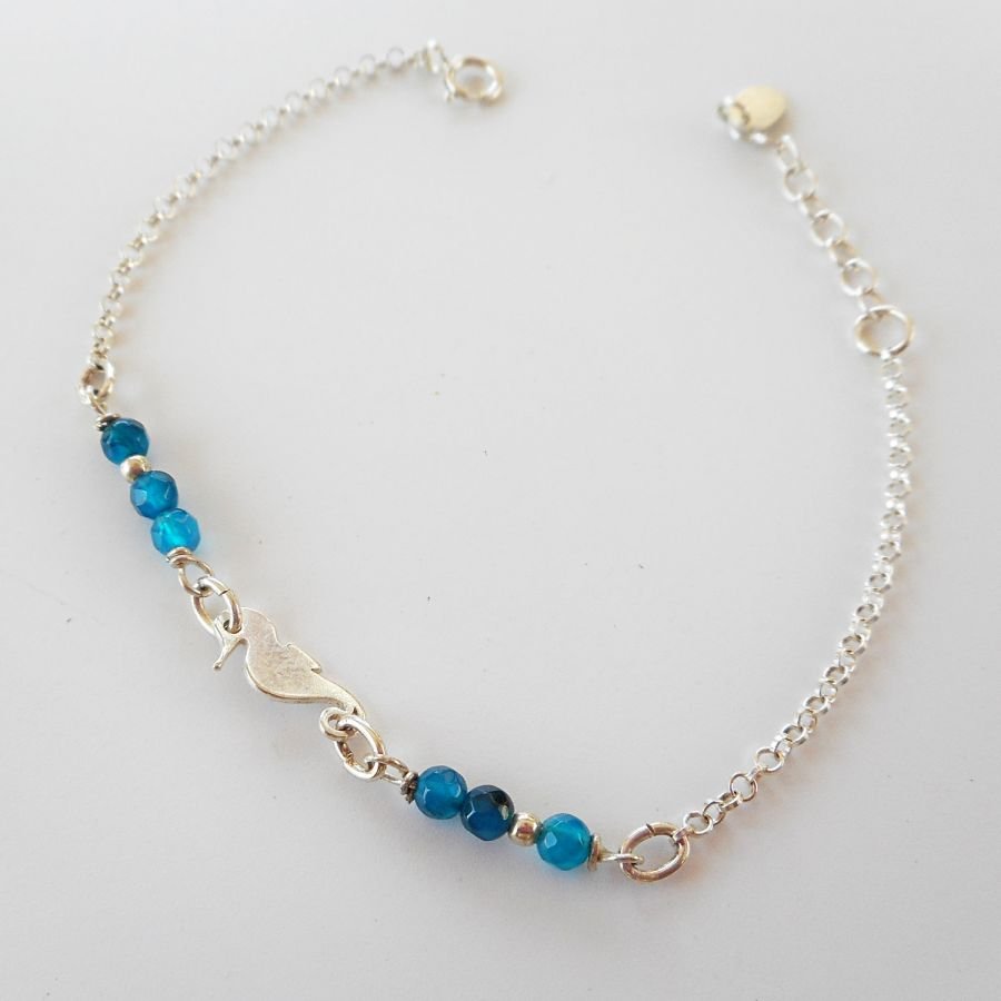 Pulseira de pedra ágata azul com cavalo marinho sobre corrente de prata 925