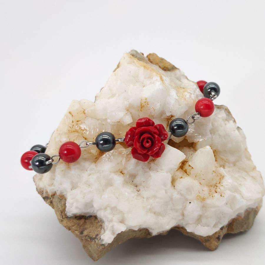 Pulseira de pedra hematita com rosa vermelha