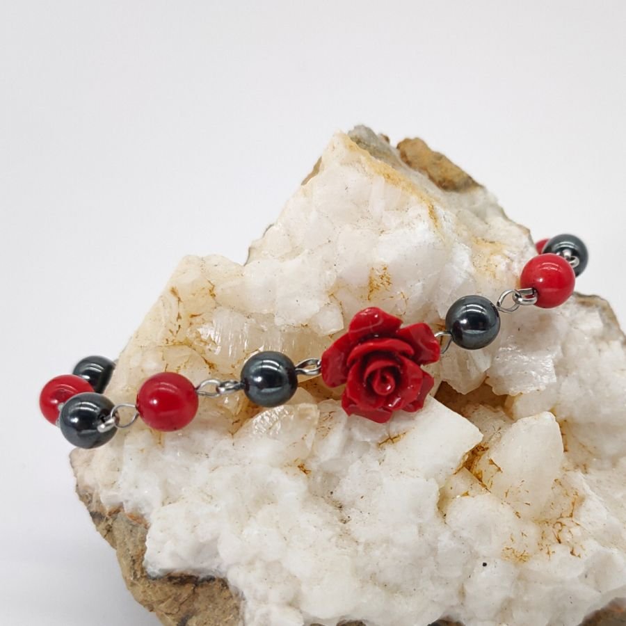 Pulseira de pedra hematita com rosa vermelha