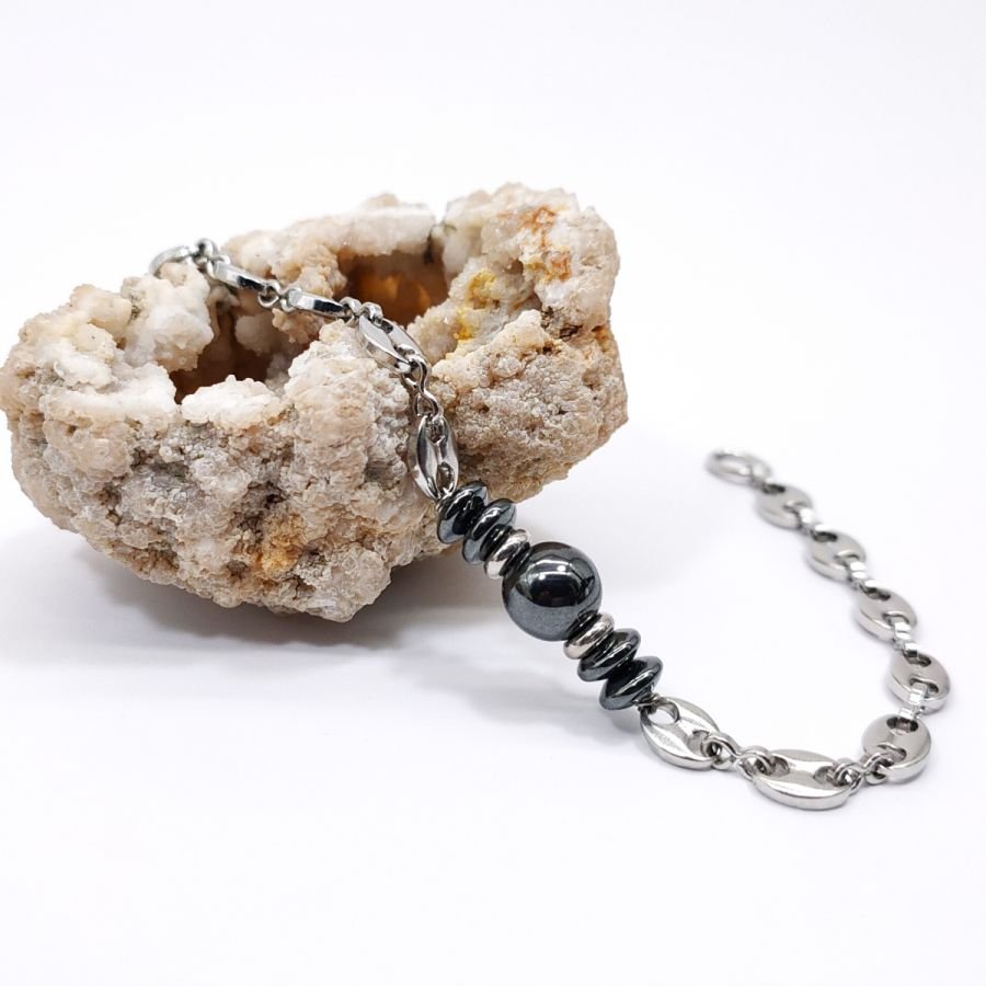 Pulseira de pedra hematita sobre corrente de café em grão de aço 