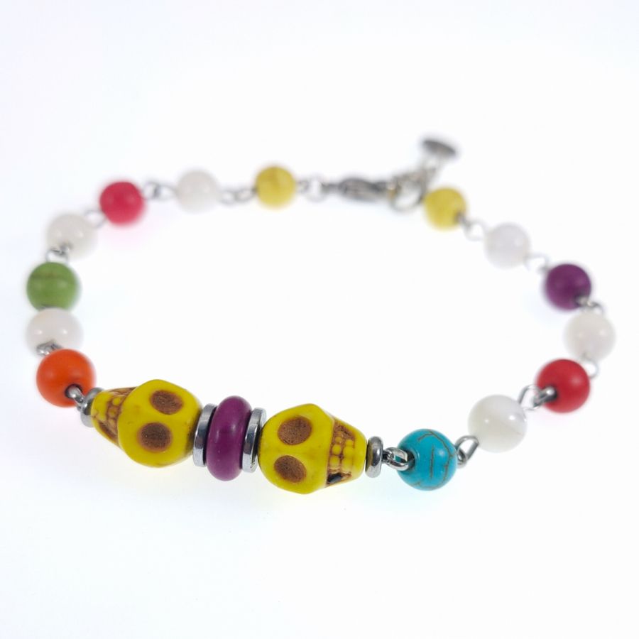 Pulseira de pedra multicolorida com crânio amarelo