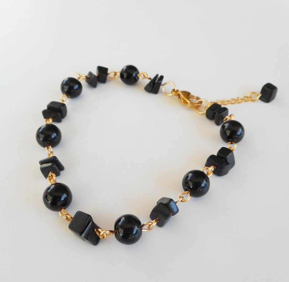 Pedra de ônix e bracelete de aço dourado