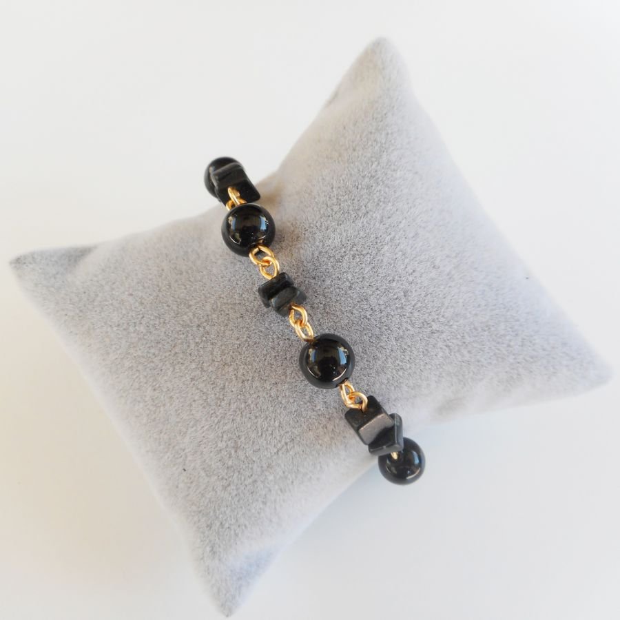 Pedra de ônix e bracelete de aço dourado