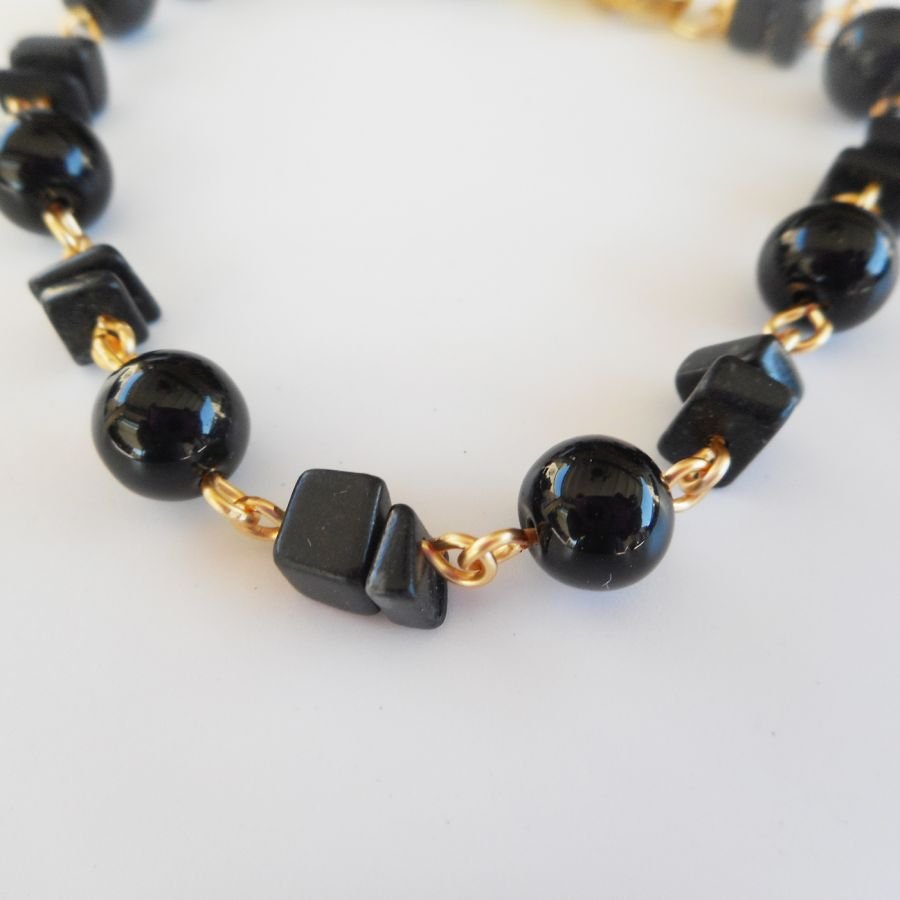 Pedra de ônix e bracelete de aço dourado