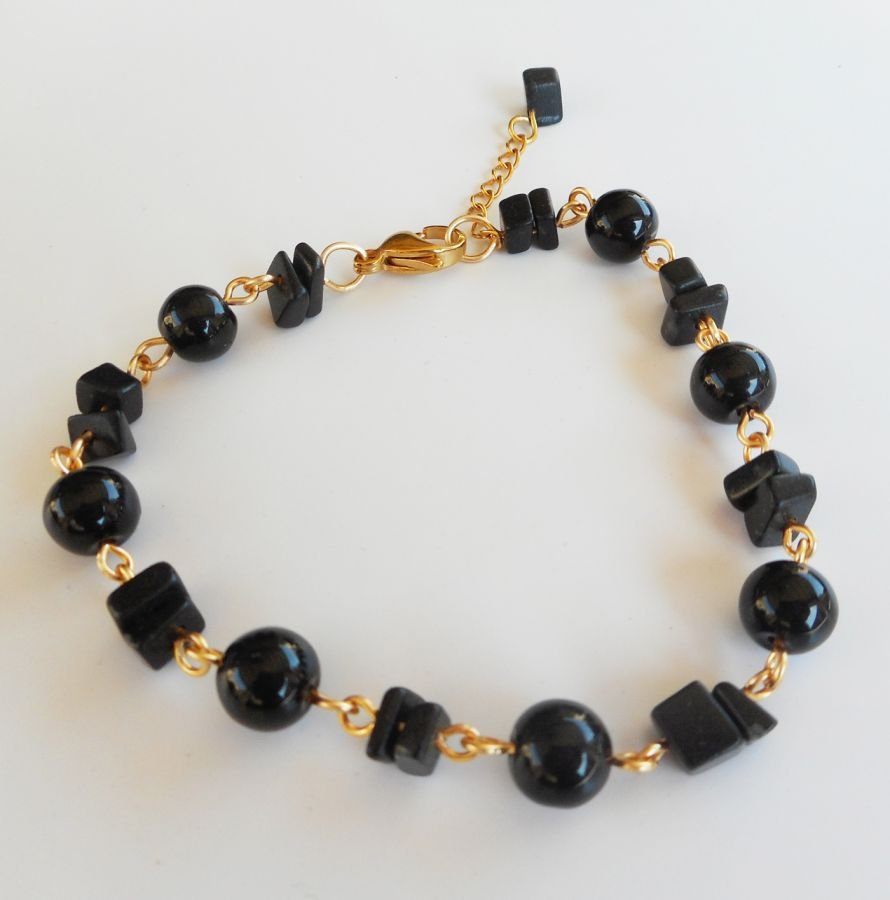 Pedra de ônix e bracelete de aço dourado