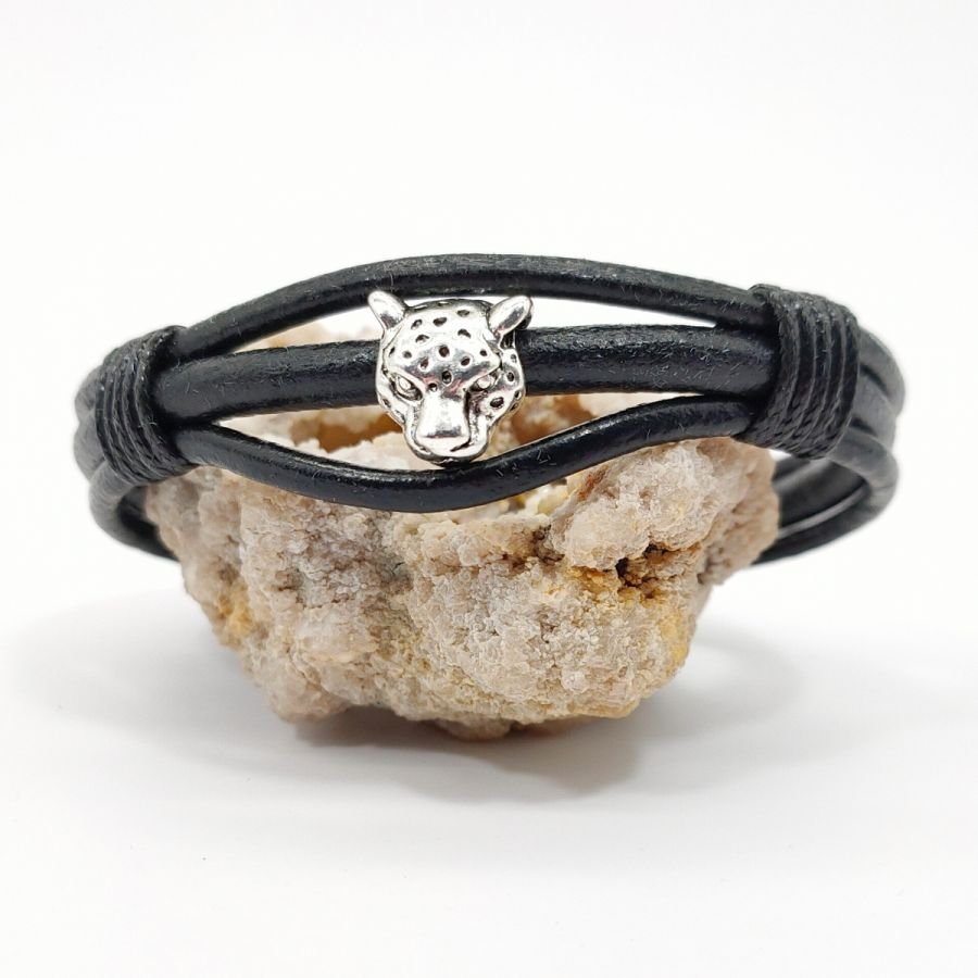 Pulseira de tigre sobre cordões de couro preto