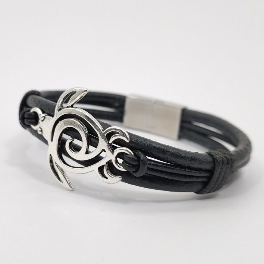 Pulseira de tartaruga marinha sobre cordão de couro preto