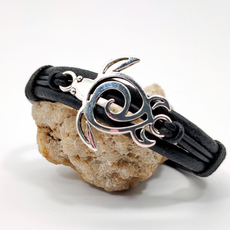 Pulseira de tartaruga marinha sobre cordão de couro preto