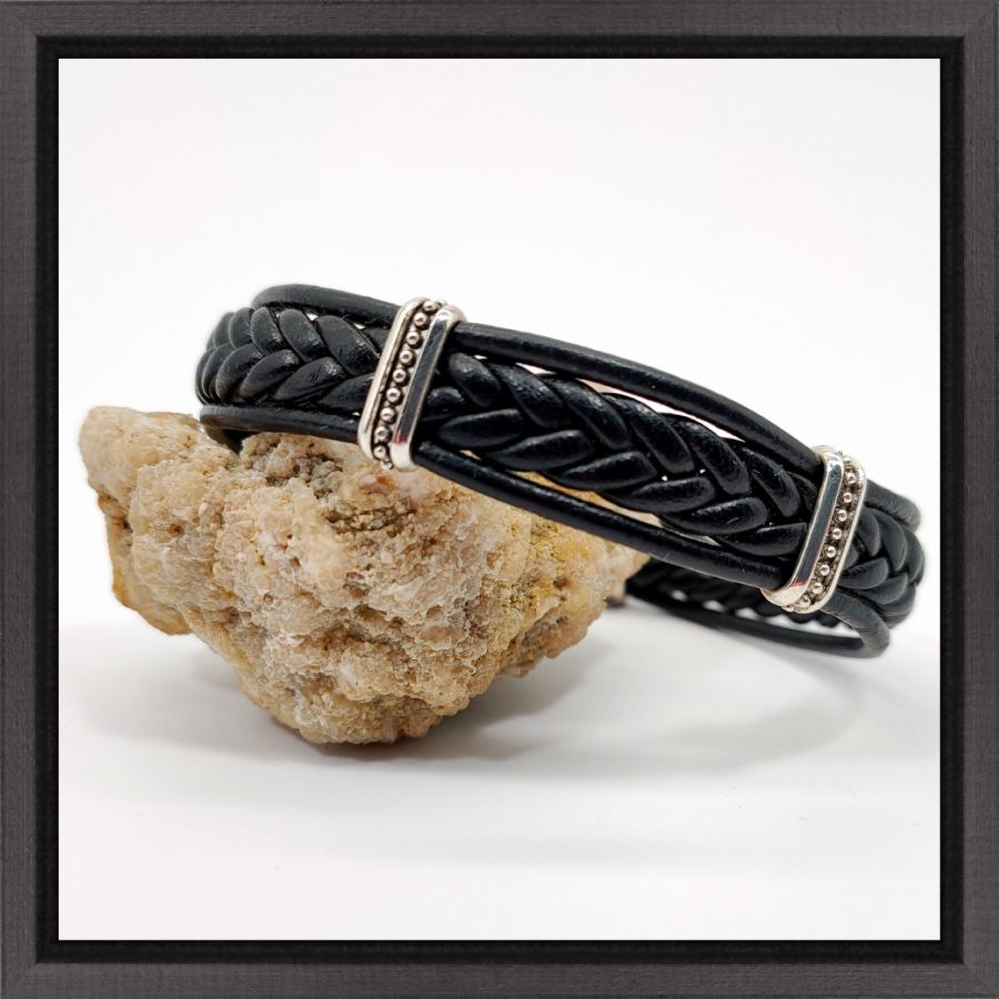 Pulseira entrançada em cordão de couro preto
