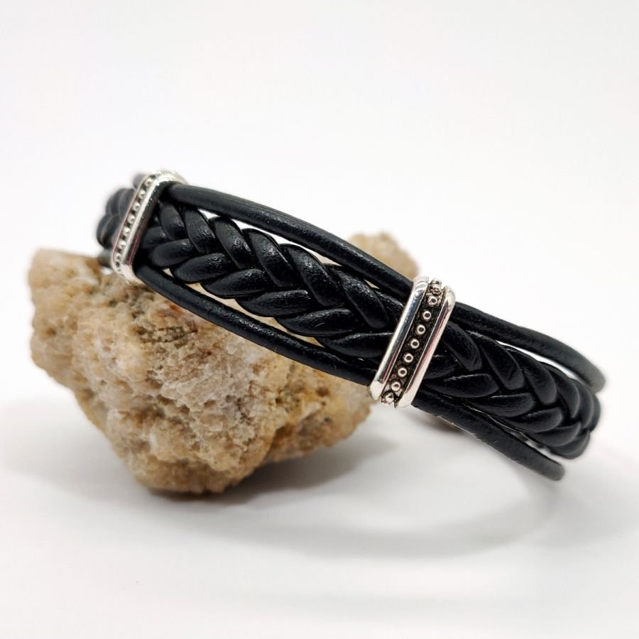 Pulseira entrançada em cordão de couro preto