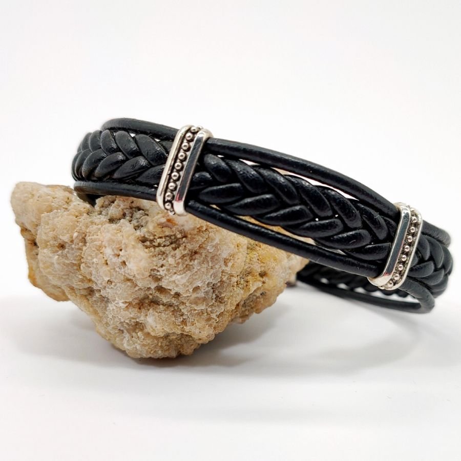 Pulseira entrançada em cordão de couro preto