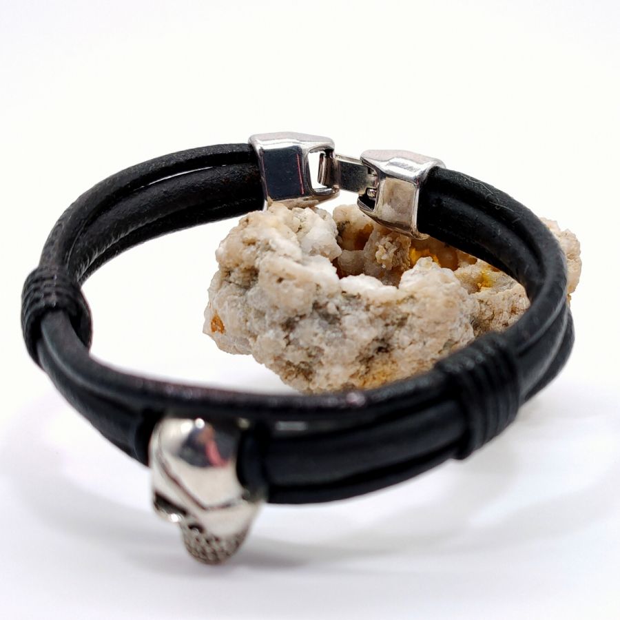 Bracelete de crânio e ossos cruzados em cordas de couro preto